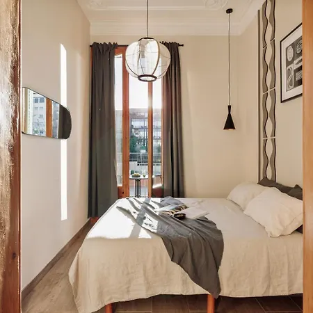 דירה Kusku - 3 Bedrooms And Balcony In Eixample Dreta ברצלונה